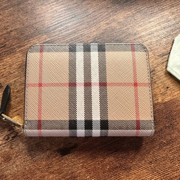 Gently used Burberry Vintage Check Zip Compact Wallet - Picture 6 of 8